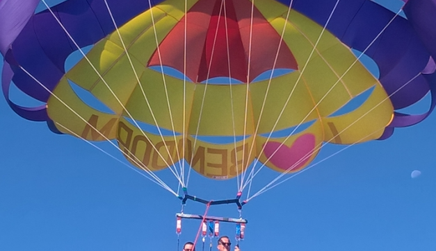 Parasailing en Benidorm: una experiencia accesible y espectacular