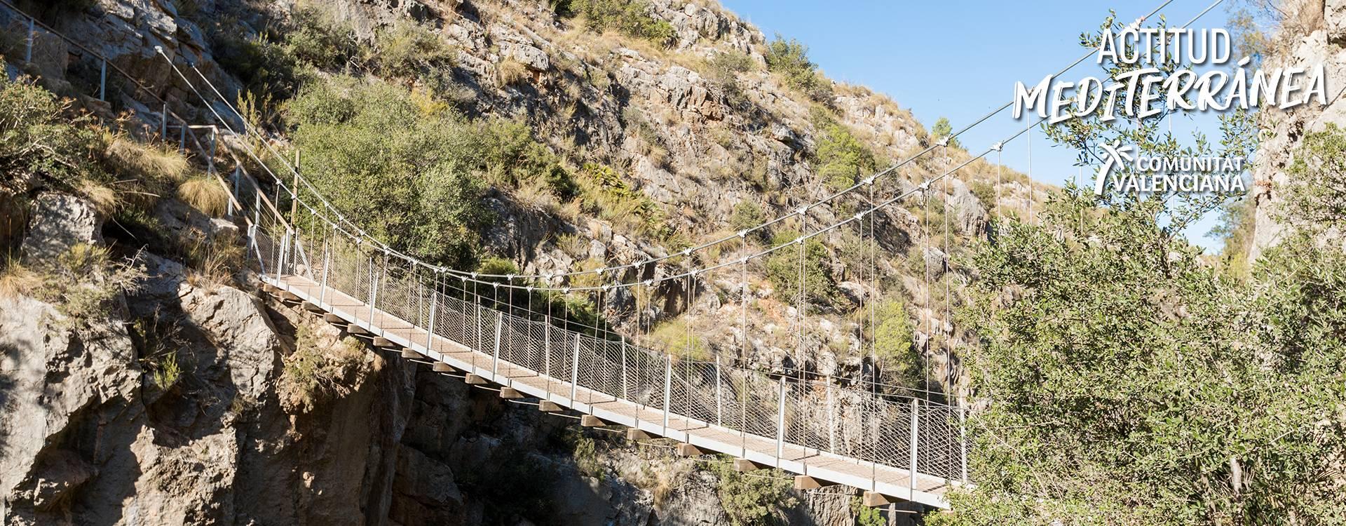Puente colgante para senderismo en un entorno verde en la Comunidad Valenciana